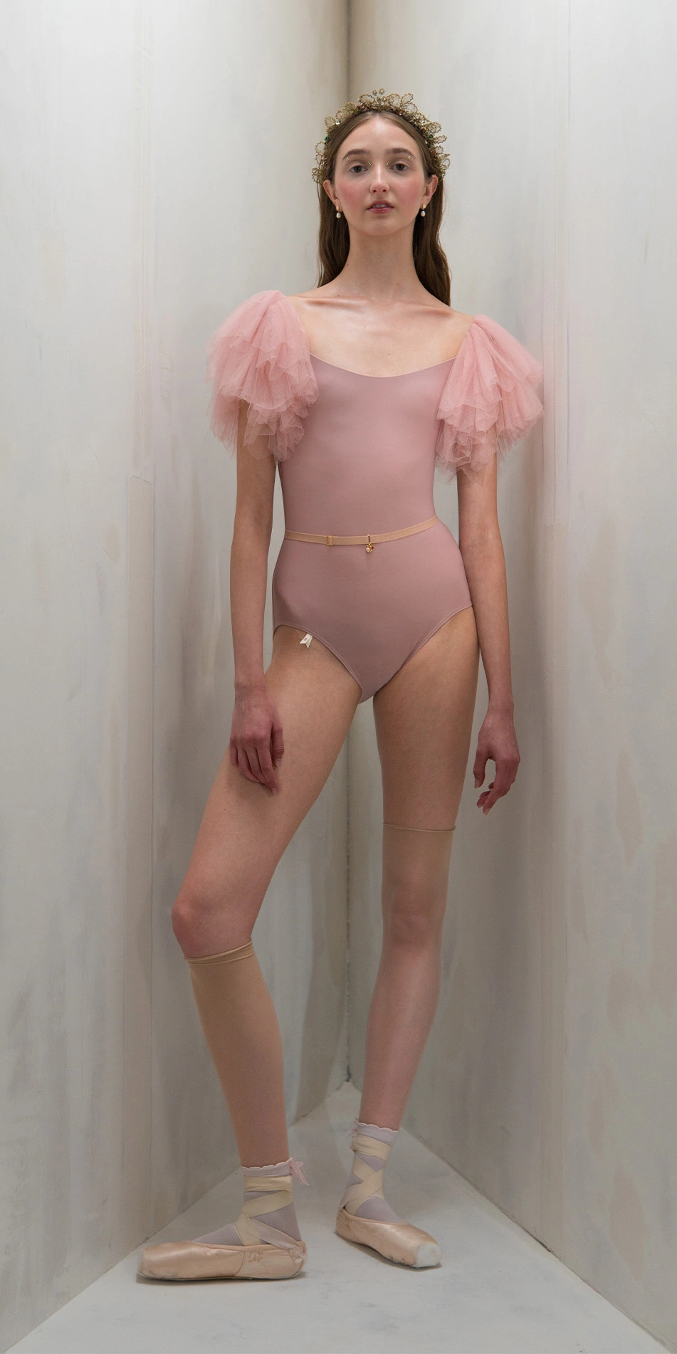Leotard with tulle sleeves in dusty pink front leg in front